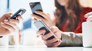 Giovani dipendenti da smartphone: 3-5 ore online al giorno, serve urgente formazione.