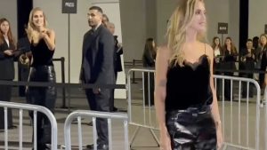 Chiara Ferragni supera transenna per i fan: «Entrata sbagliata, scusate il caos»