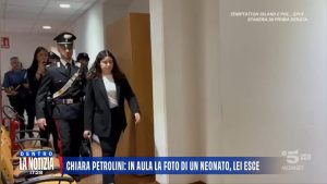 Chiara Petrolini abbandona l’aula dopo aver visto le foto di un figlio sepolto.