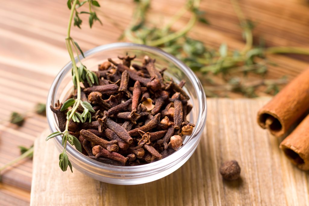 Eurospin ritira chiodi di garofano contaminati da pesticidi per sicurezza alimentare.