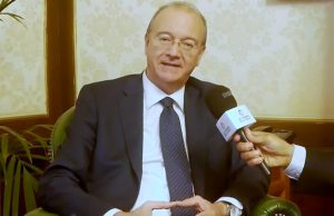 Classi numerose e didattica personalizzata: Valditara cambia paradigma sull’apprendimento scolastico.