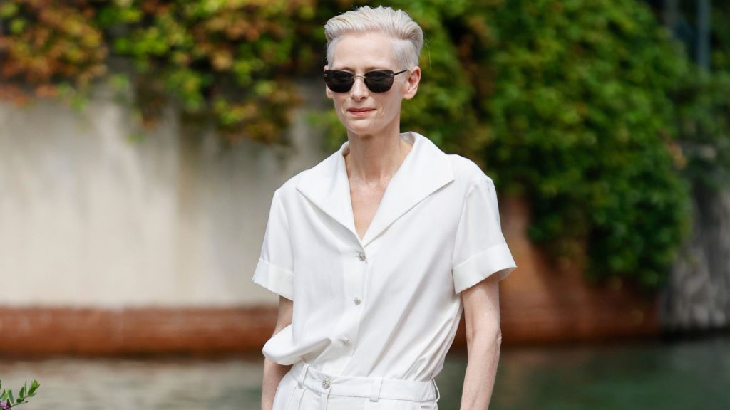 Tilda Swinton sfila con un look bianco irresistibile: l’eleganza senza tempo continua.