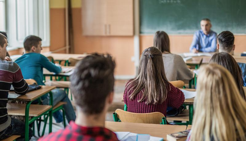 La dispersione scolastica in Italia è un tema di rilevante attualità, con segnali di miglioramento...