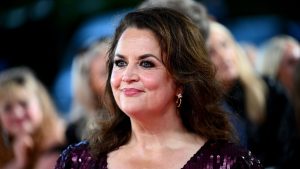 Ruth Jones illumina il red carpet degli NTA con un elegante vestito prugna scintillante.