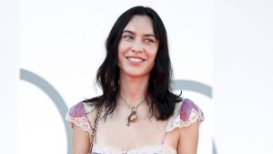 Alexa Chung in un elegante abito Chloé rosa pompelmo con le scarpe più audaci di stagione.