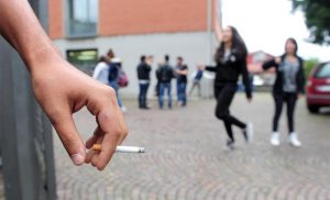 Divieto di fumo nelle scuole: studenti, docenti e personale ATA devono rispettarlo.