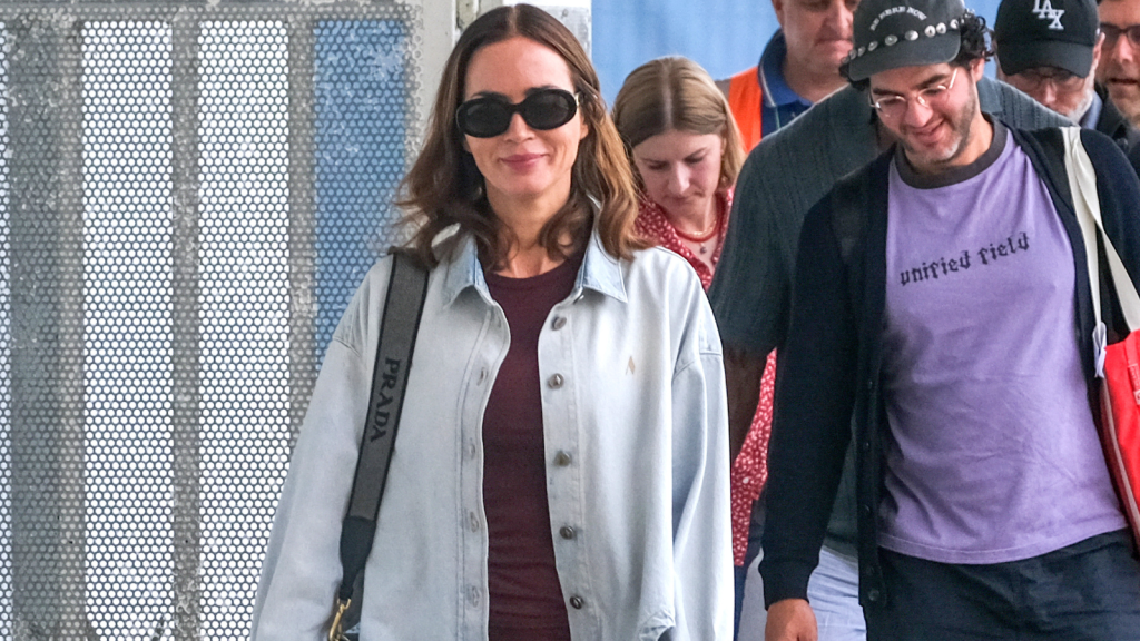 Emily Blunt promuove il shacket come il pezzo essenziale da avere per questo autunno.