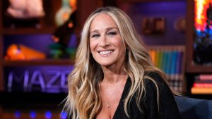 Sarah Jessica Parker celebra l’arrivo della stagione UGG con un nostalgico scatto.
