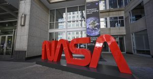 La NASA scopre indizi di vita su Marte, ma i tagli al budget mettono a rischio le missioni.
