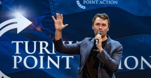 Charlies Kirk ferito mortalmente durante evento di Turning Point USA in Utah.