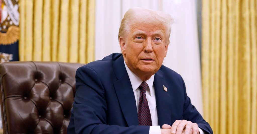 Trump pubblica e ritira un bizzarro video AI sul complotto MedBed.