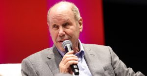Michael Eisner critica le minacce della FCC come un’intimidazione fuori controllo.