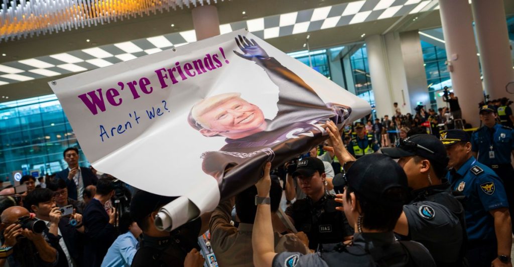 Raid ICE in fabbrica di auto elettriche solleva preoccupazioni sulla stabilità negli Stati Uniti.