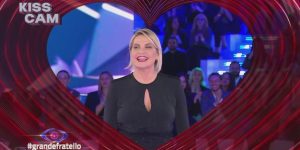 Grande Fratello 2025: Simona Ventura e la sorprendente kiss cam | Video Mediaset