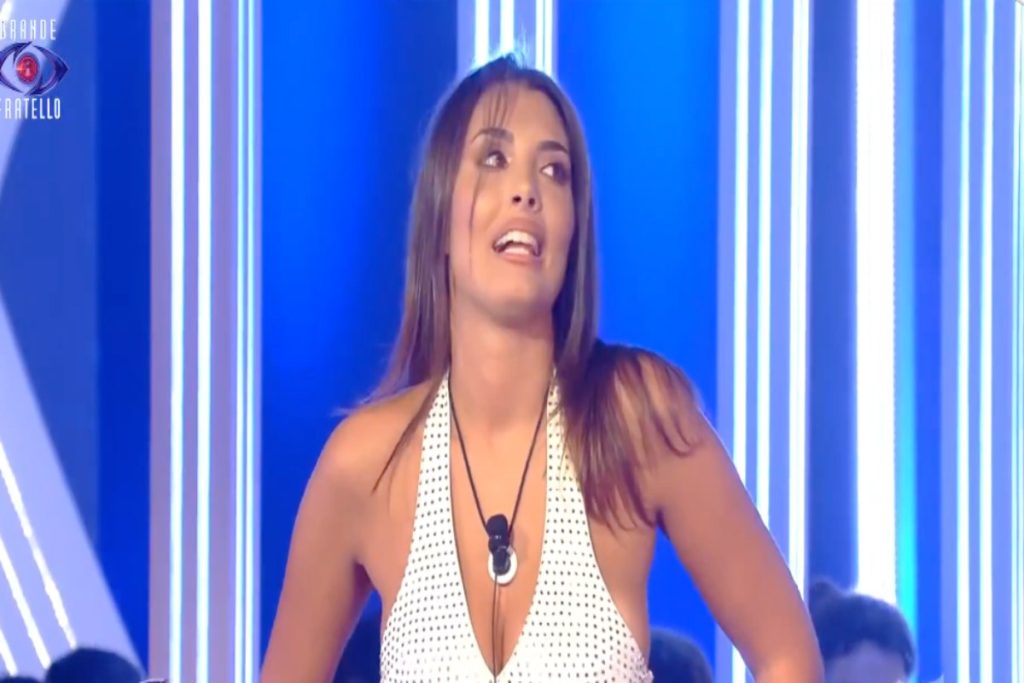 Grazia Kendi, concorrente GF 2025, entra tra urla: il web reagisce “insopportabile”