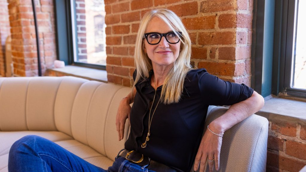 Senti la frustrazione lavorativa? Mel Robbins offre spunti preziosi per riprendere in mano la tua carriera.