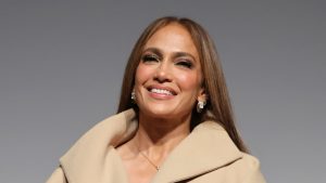 Jennifer Lopez: il look perfetto per jeans bianchi in autunno con felpa e espadrillas.