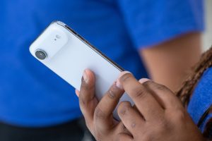 La nuova funzione di sicurezza dell’iPhone complica la vita ai produttori di spyware.