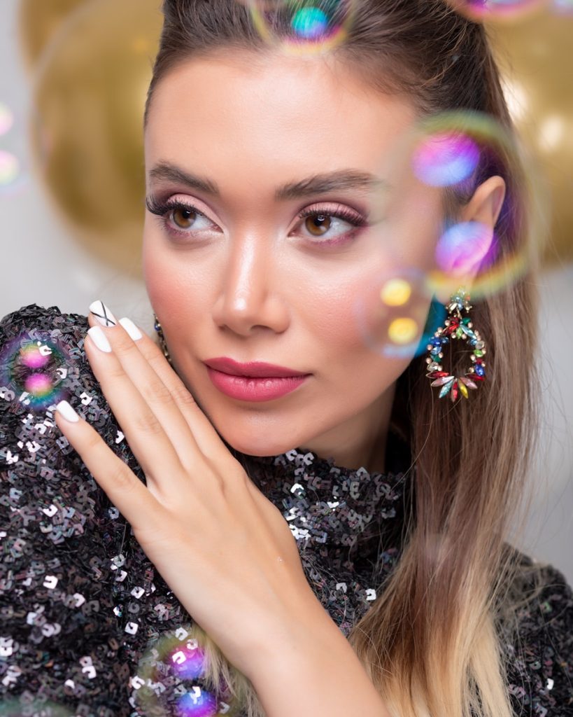 Trucco impeccabile tutto il giorno: segreti per un look che resiste nel tempo.