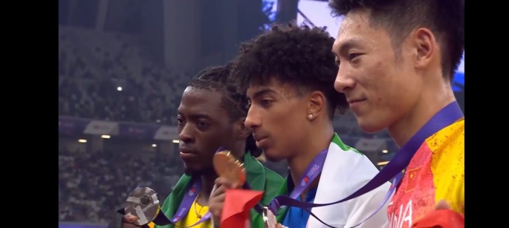 Mattia Furlani conquista il primo oro mondiale nel salto in lungo per l’Italia a Tokyo.