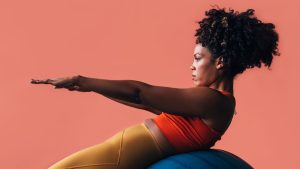 Esercizi con la gym ball: l’alternativa Pilates sottovalutata da provare ora.