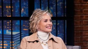 Sharon Stone reinterpreta il trench coat: un’innovativa ed elegante rivisitazione di un classico.