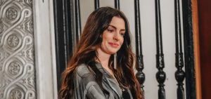 Anne Hathaway sfoggia un look pratico e chic in The Devil Wears Prada 2.