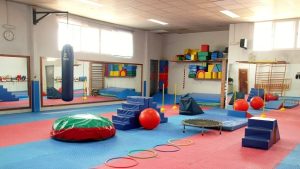 Professore umilia studente: “Ti pago per saltare, mi sollevi il morale!”