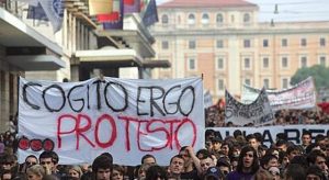 Rivolte studentesche: “Maturità e divieto smartphone, misure punitive contro di noi!”