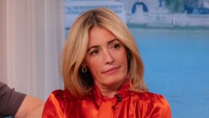 Scopri l’eleganza autunnale: il mix irresistibile di paprika arancione e marrone di Cat Deeley.