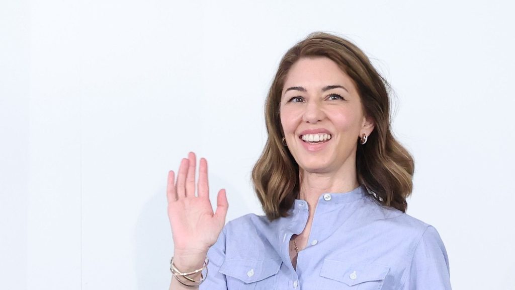 Completa il tuo guardaroba da lavoro con l’eleganza del tailoring blu notte. Ispirati a Sofia Coppola.