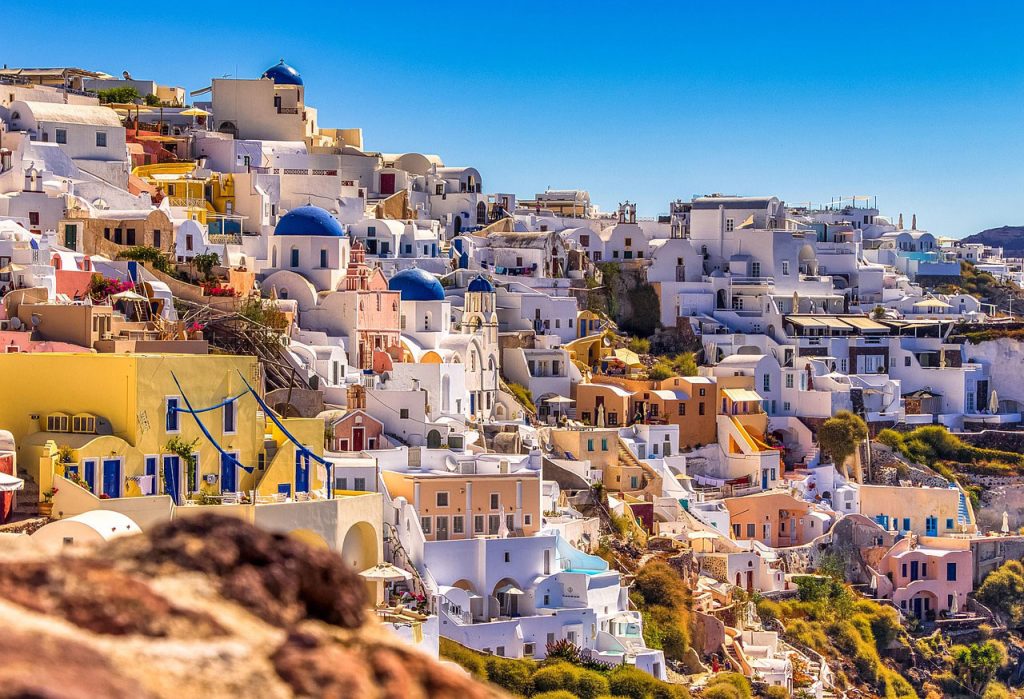 Santorini: la destinazione summer 2023 più amata dai viaggiatori di tutto il mondo.