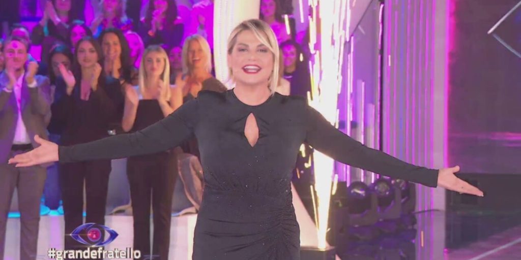 Grande Fratello 2025, Simona Ventura entra e festeggia il Giubileo con Signorini – Video Mediaset