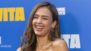 Jessica Alba dimostra che il nero offre supporto e comfort migliori per l’estate.