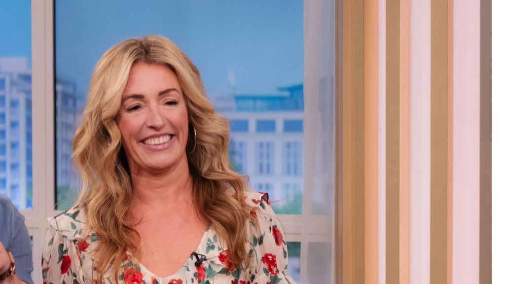 Cat Deeley sfoggia eleganza: i suoi vestiti Rixo dimostrano che fiori e pois sono per tutto l’anno.