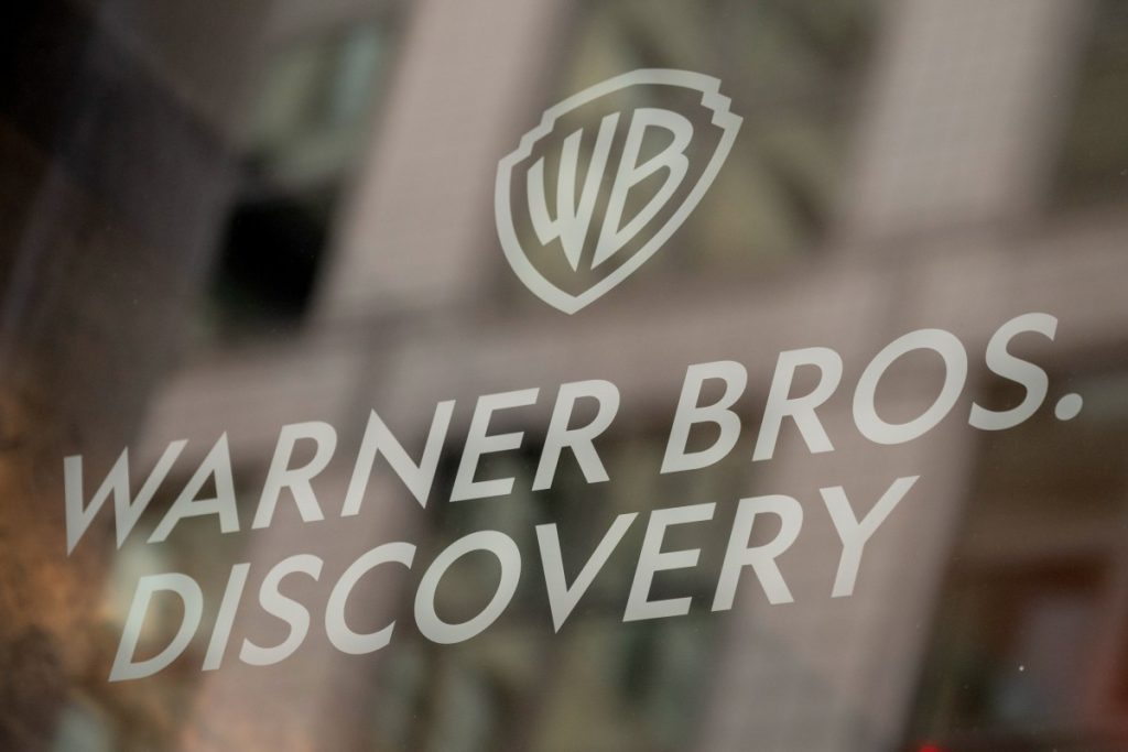 Warner Bros. fa causa a Midjourney per immagini AI di Superman e Batman.
