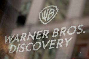 Warner Bros. fa causa a Midjourney per immagini AI di Superman e Batman.