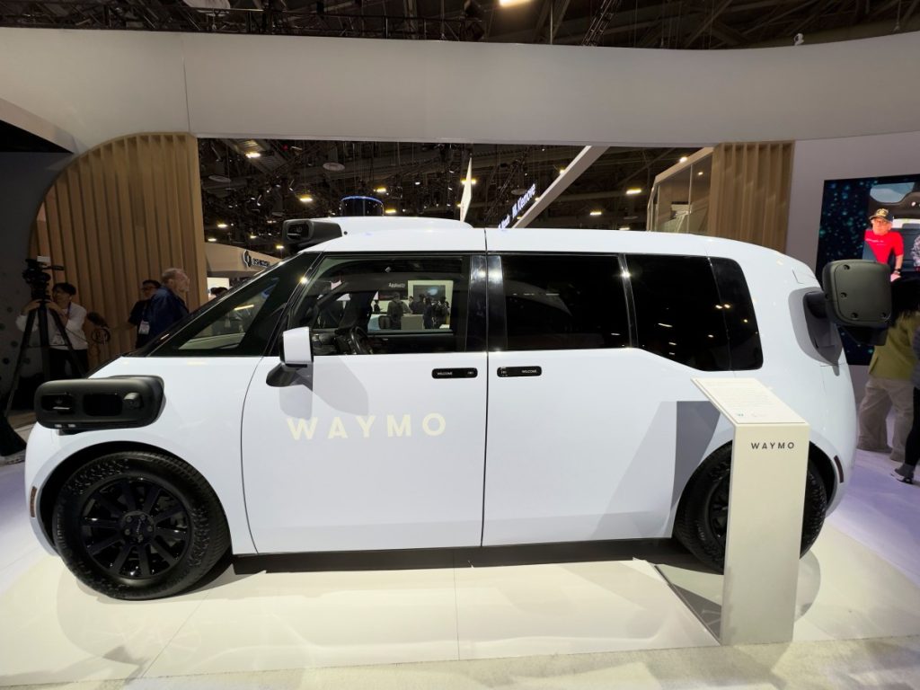 Waymo lancia mini furgoni Zeekr a Denver e Seattle, ampliando la sua offerta.