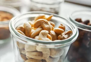 Le noci, come gli anacardi, sono ricche di grassi che rallentano lo svuotamento dello stomaco...