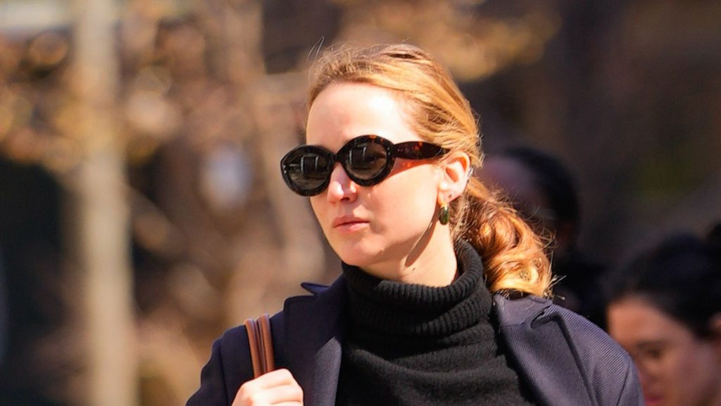 Jennifer Lawrence: jeans larghi e Adidas Sambas per un autunno chic senza sforzi.