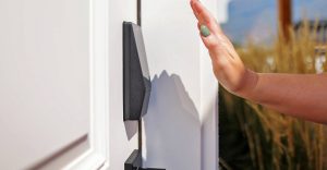 La nuova serratura smart Wyze con scansione palmare ha una batteria di riserva.