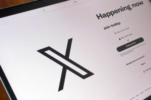 Corte indiana respinge la difesa di X sulla libertà di parola, sostiene i poteri di rimozione governativa.