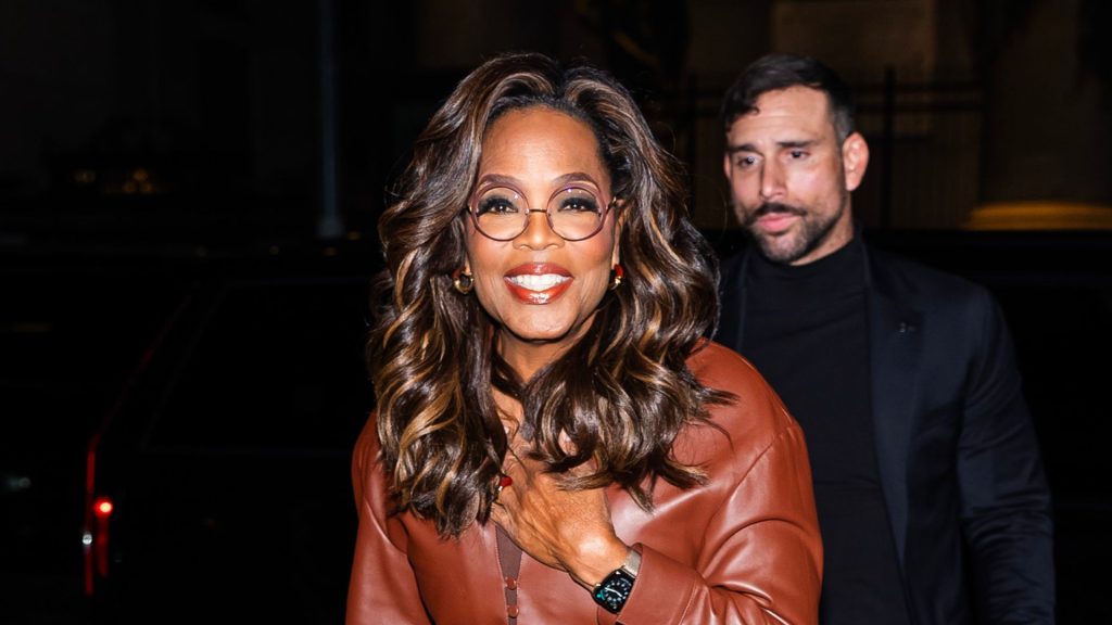 Scopri il trend del cuoio marrone con il vestito Fendi di Oprah Winfrey.
