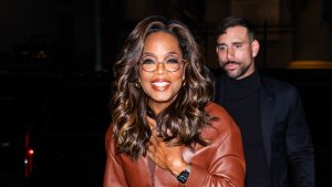 Scopri il trend del cuoio marrone con il vestito Fendi di Oprah Winfrey.