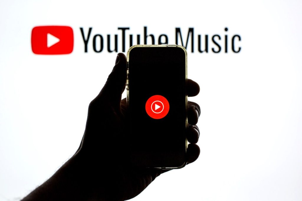 YouTube Music sperimenta assistenti AI per trivia e commenti musicali interattivi.