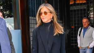 Trench coat ispirato a Jennifer Aniston: l’acquisto ideale per la nuova stagione.