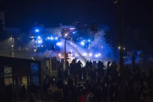 Violenti scontri al corteo Pro Pal a Udine: due arresti e undici feriti tra i poliziotti.