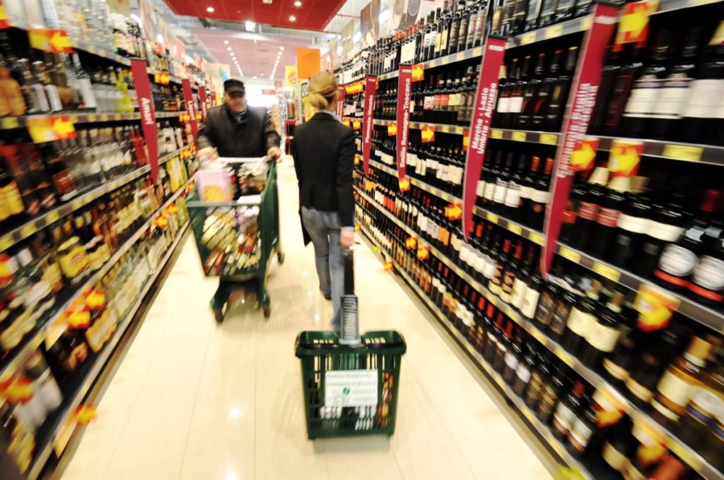 Occupazione cresce, prezzi rallentano: spesa famiglie resta ferma senza ripresa reale