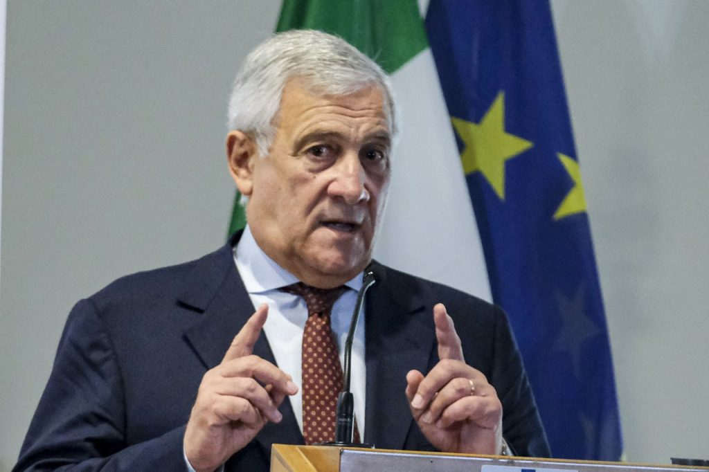 Tajani: Stop agli extraprofitto, ora serve dialogo urgente con il settore bancario