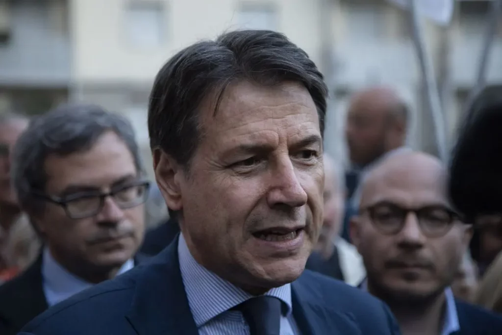Conte critica Meloni: è tempo di difenderla invece di insultarla